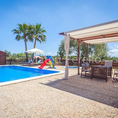 Modernes Mit Pool, Garten Und Tiergehegen